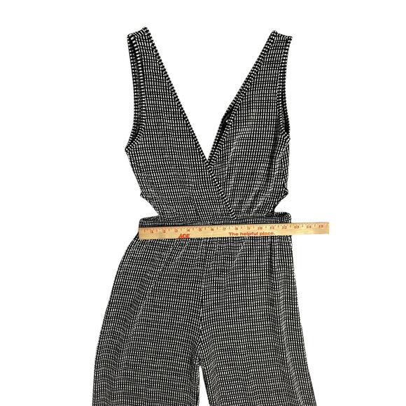 Caution to the Wind Black Cream Sleeveless Jumpsuit V-Neck Size Small Cutout - Picture 7 of 12